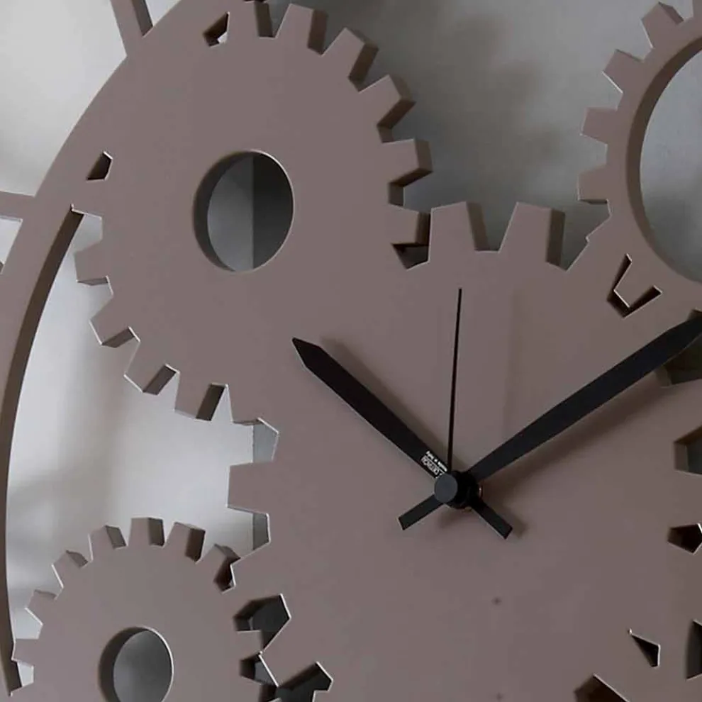 Große und runde schäbige farbige hölzerne Wanduhr - Mechanismus