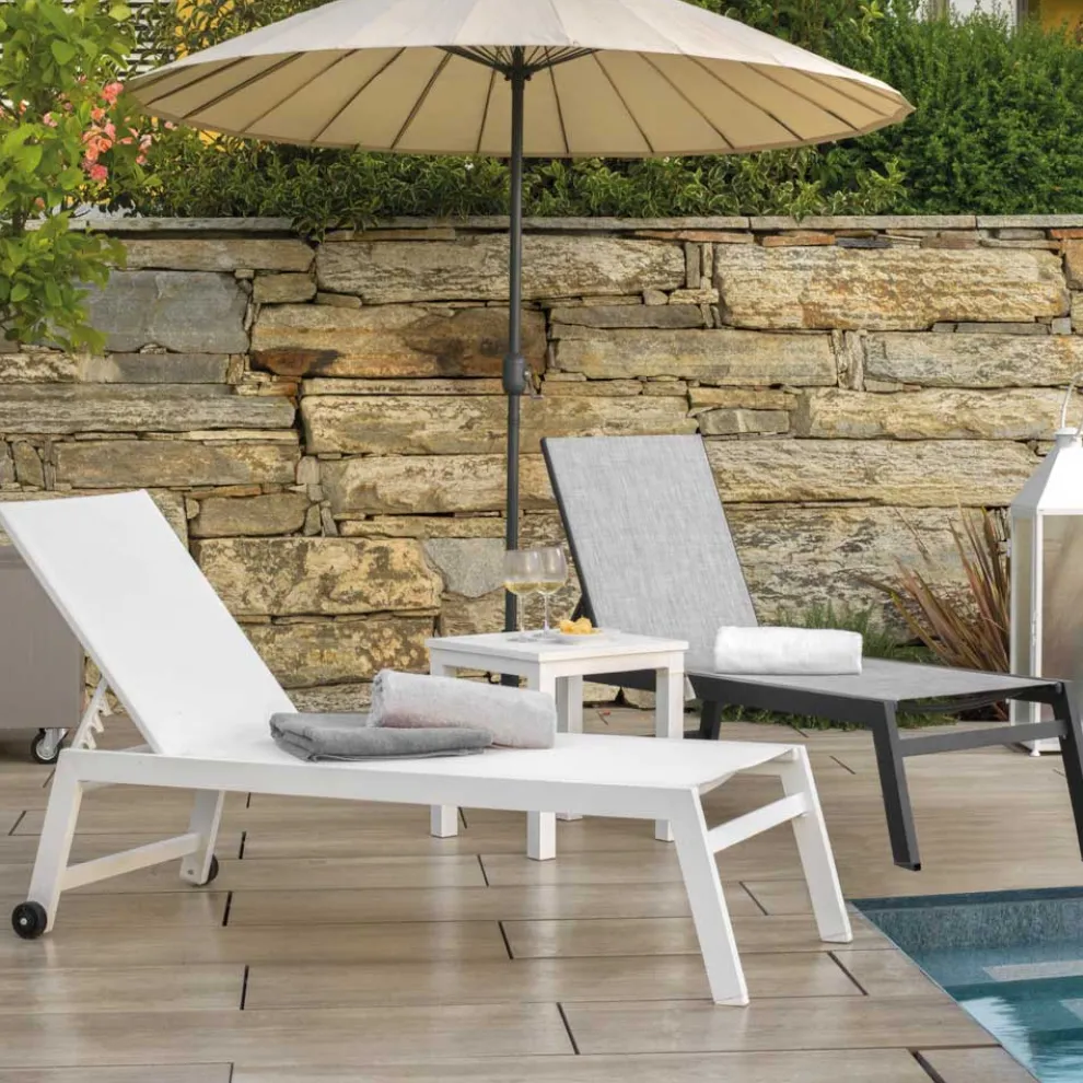 Outdoor-Liege aus Aluminium und Textilene mit 2 Rädern - Kostüm