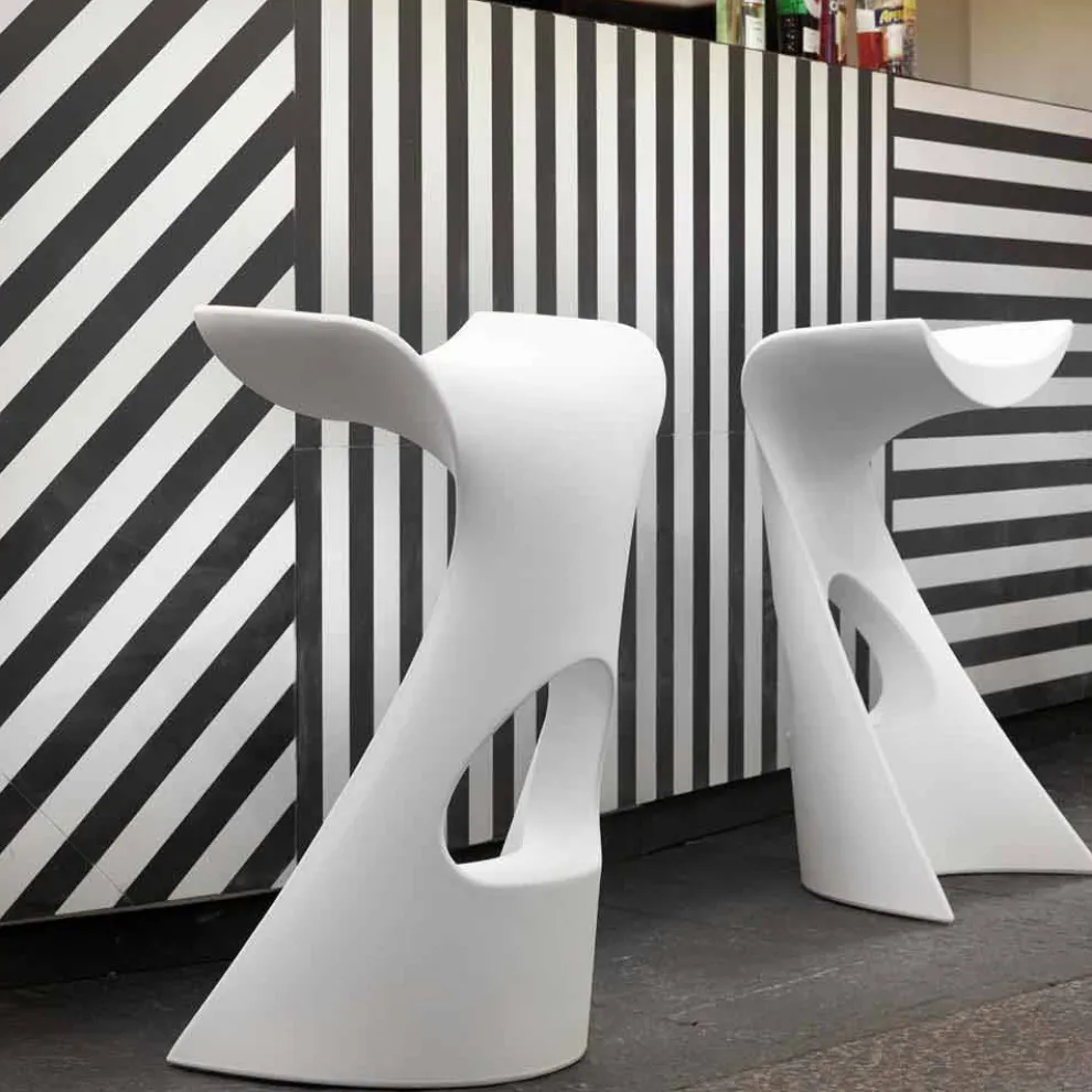 Hoher farbiger Hocker Slide Koncord für den Außen- / Innenbereich, hergestellt in Italien