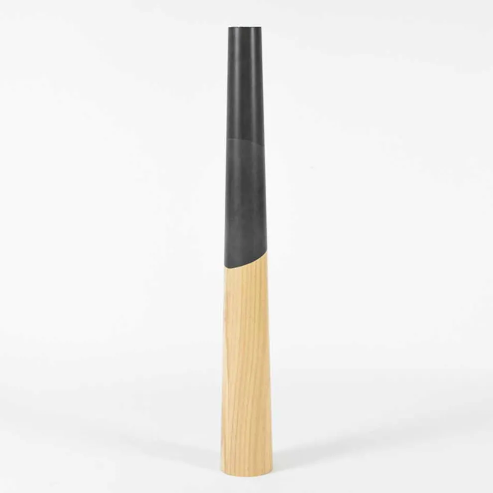 Moderner Kerzenhalter aus massivem Kiefernholz mit farbigen Details - Offenheit