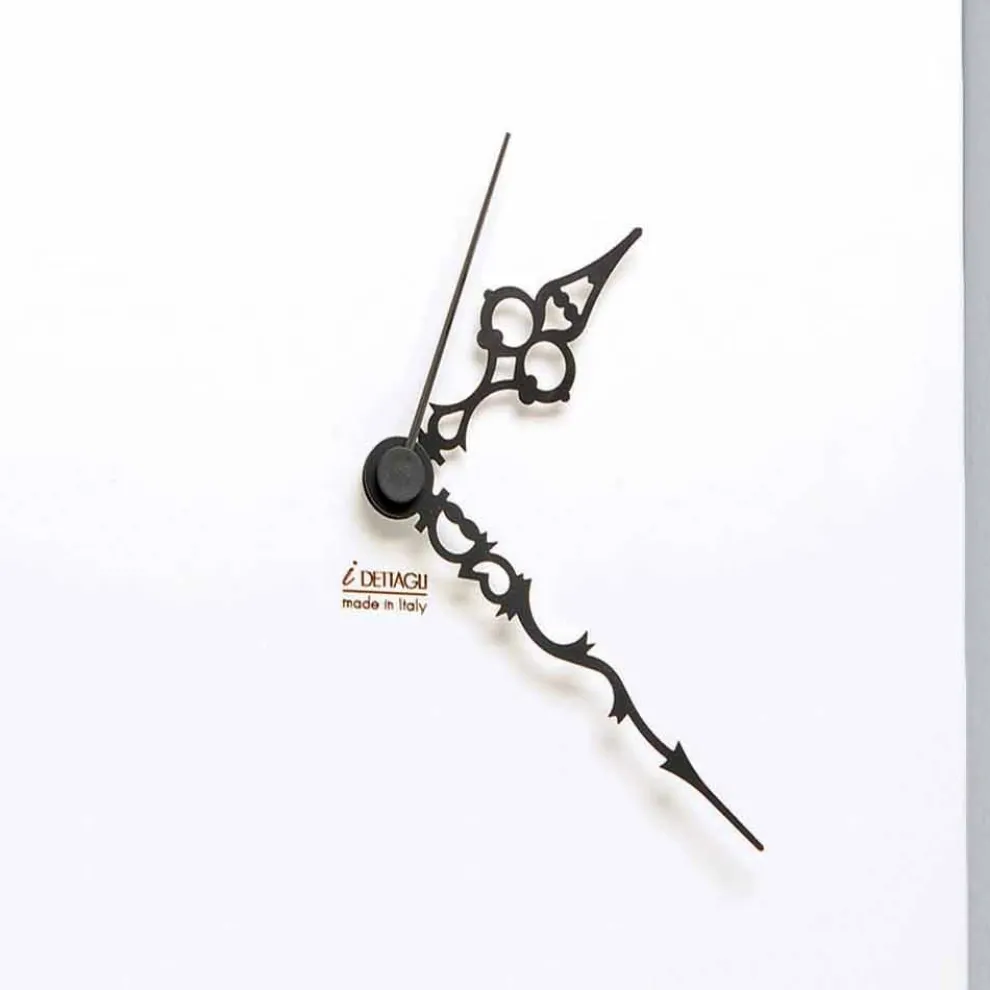 Weiße quadratische hölzerne Wanduhr mit moderner Rosendekoration - Schneeglöckchen