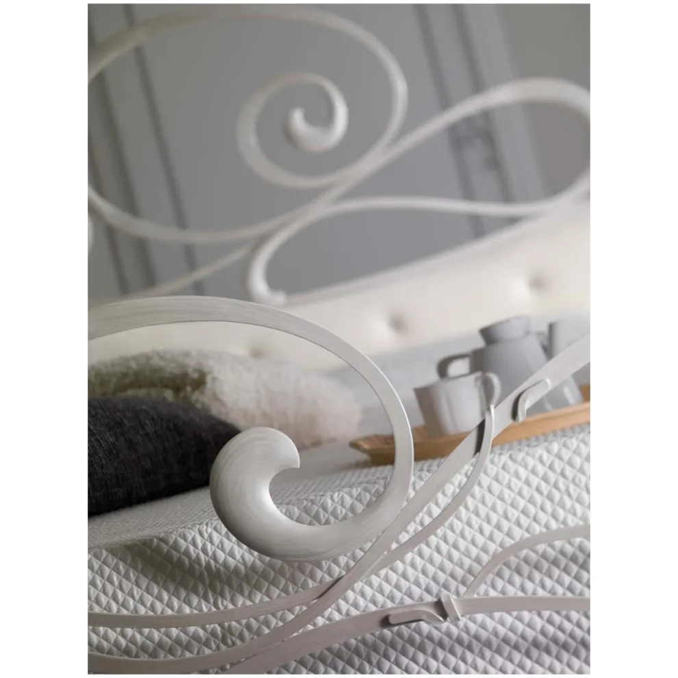 Doppelbett aus Eisen mit passendem Fußteil, hergestellt in Italien – Laser