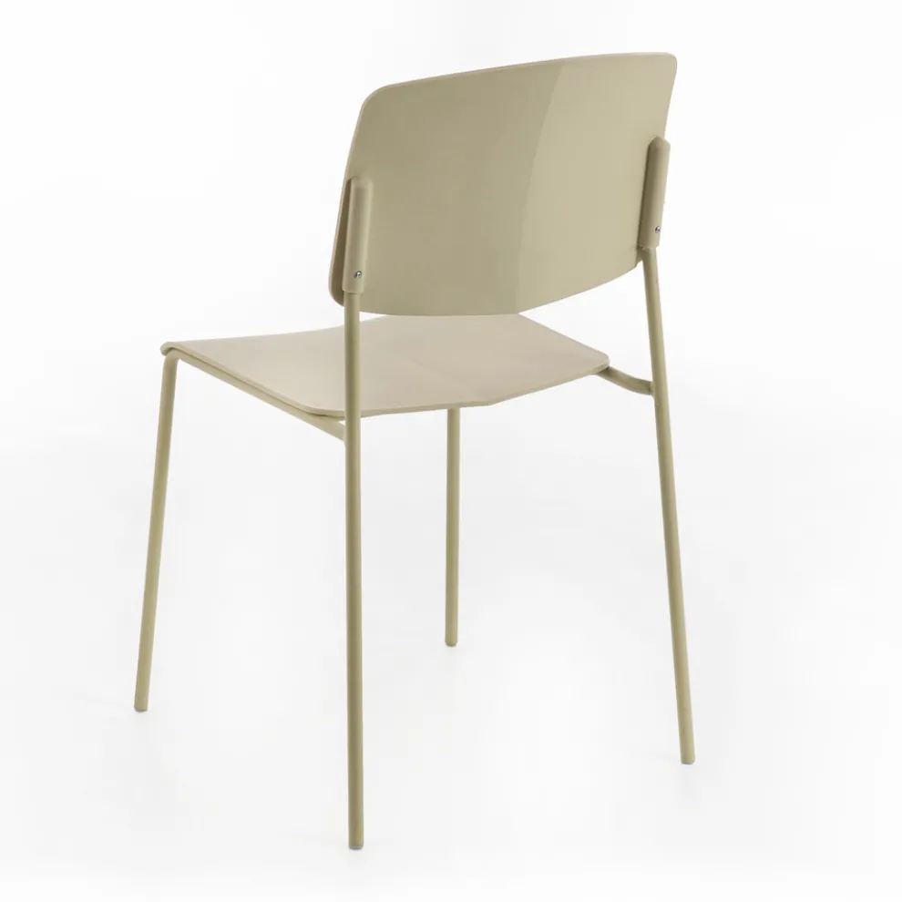 4 Stühle mit Sitz aus Polypropylen in verschiedenen Ausführungen und Metall – Daiquiri