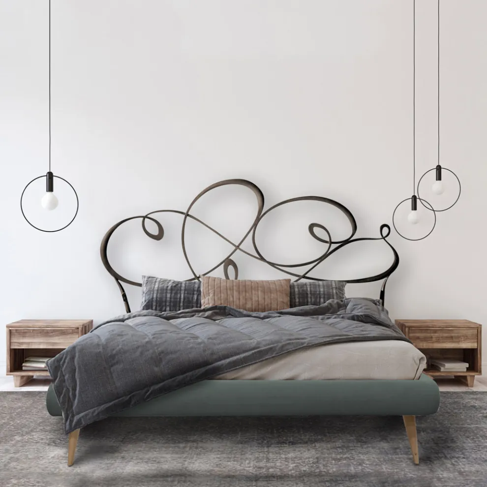 Doppelbett mit gepolstertem Bettrahmen und Eisenkopfteil – Nebbia