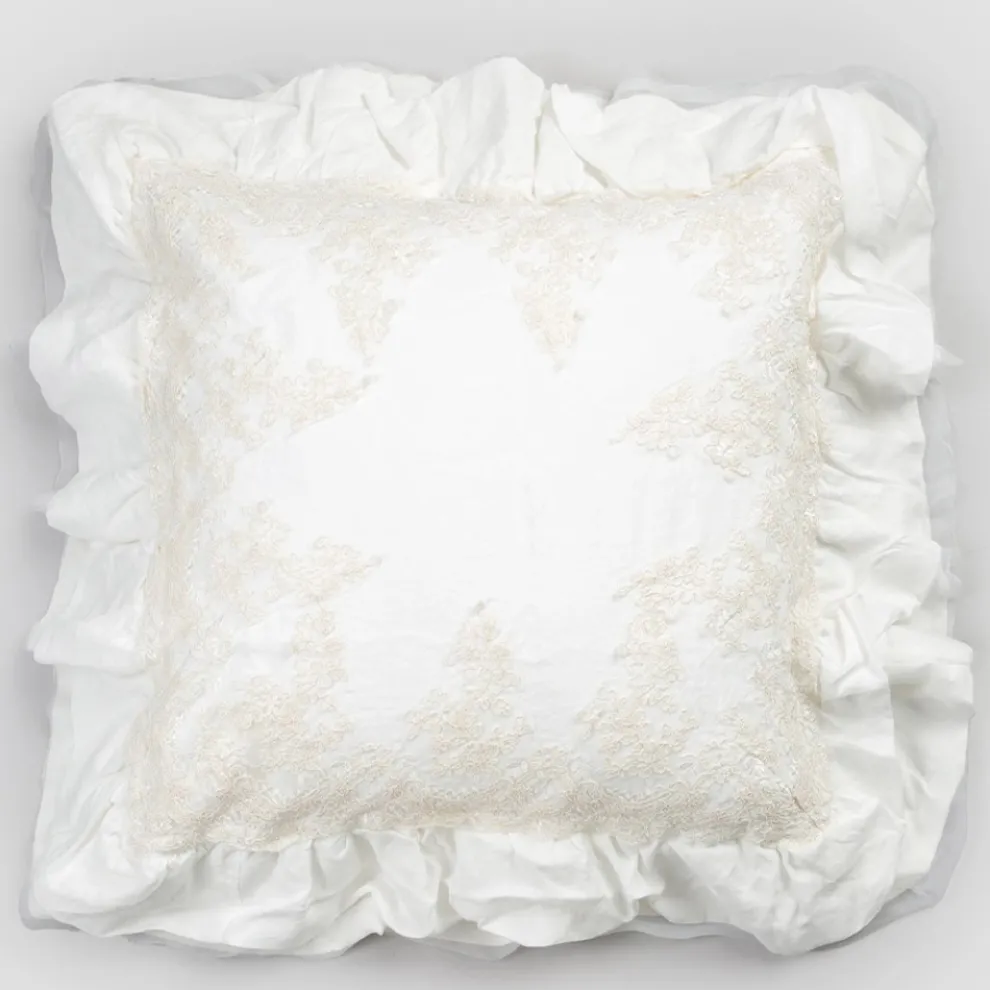 Quadratischer Kissenbezug aus weißem Leinen mit dekorativer Spitze an den Kanten und Volants - Priscilla
