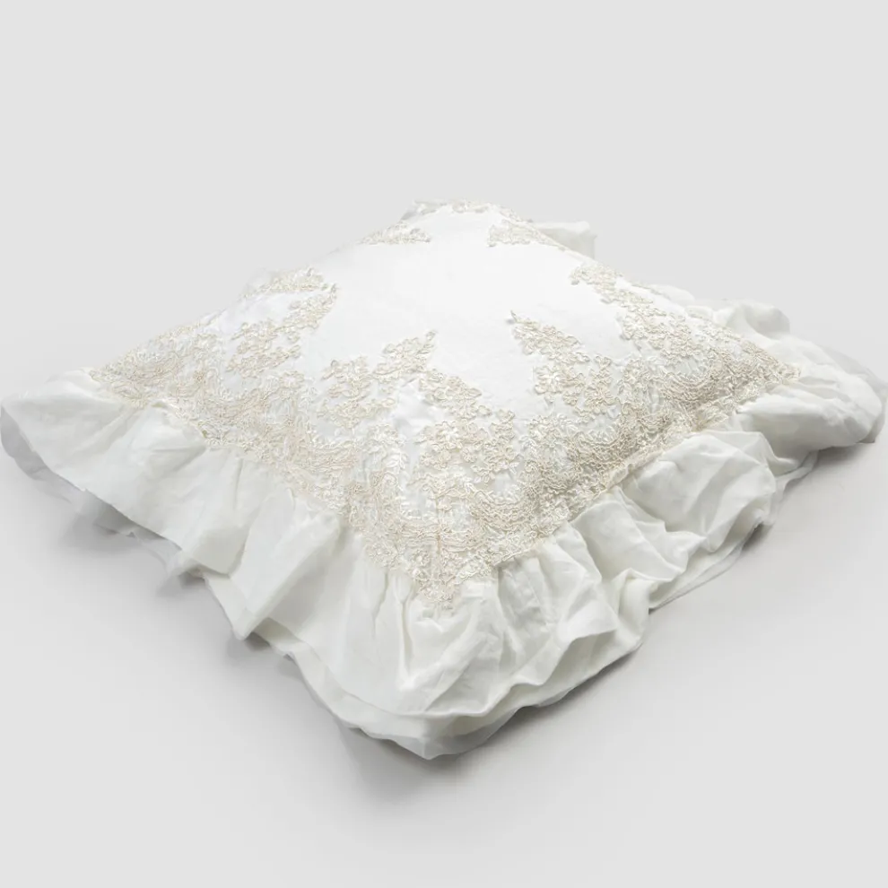 Quadratischer Kissenbezug aus weißem Leinen mit dekorativer Spitze an den Kanten und Volants - Priscilla
