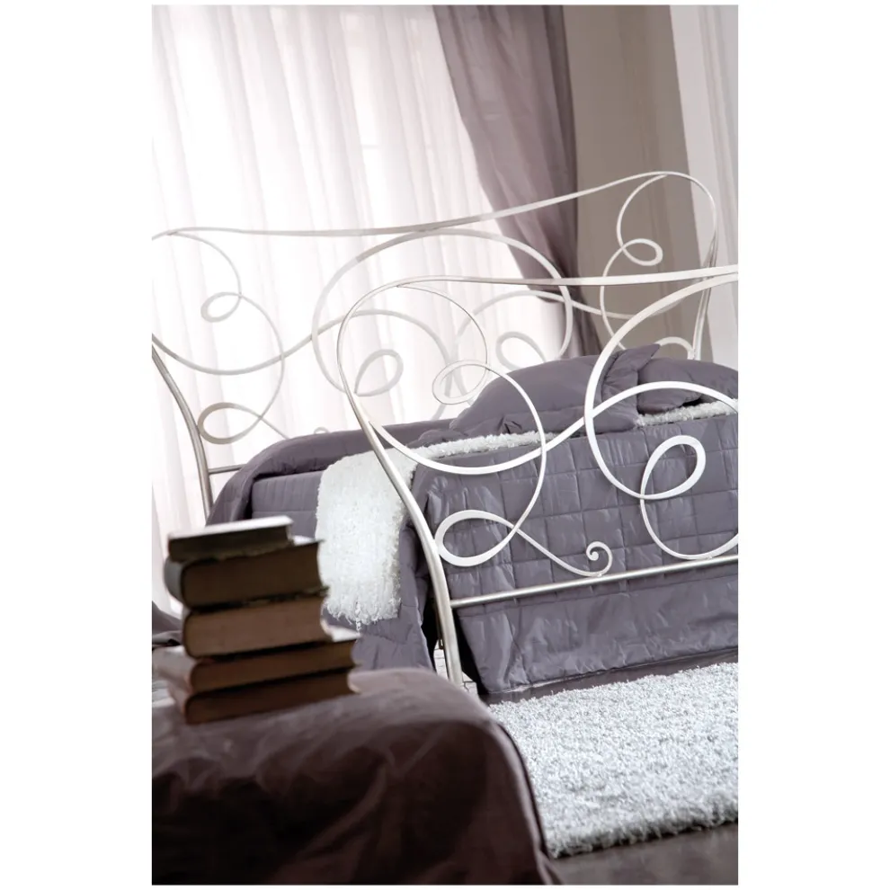 Doppelbett mit Fußteil, Matratze, Kissen und 2 Nachttischen – Lampo