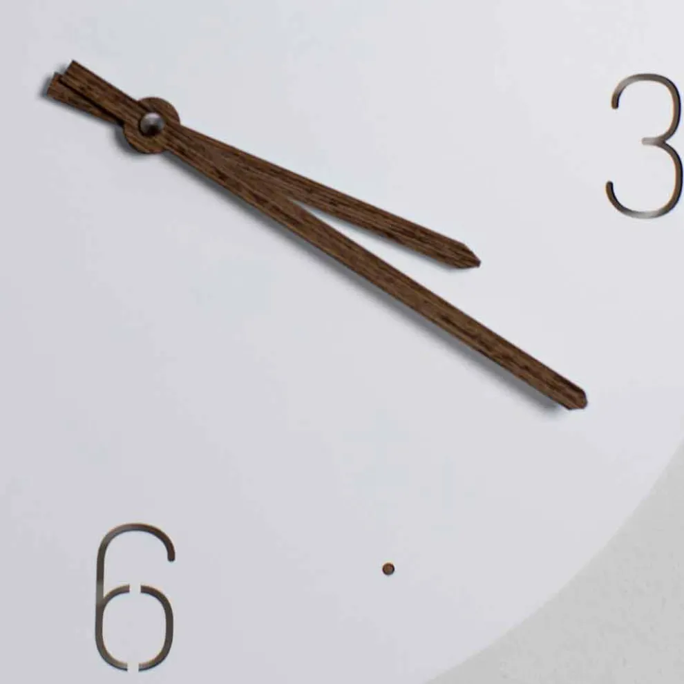 Wanduhr im klassischen Design aus weißem, rundem, lasergeschnittenem Holz - gemütlich