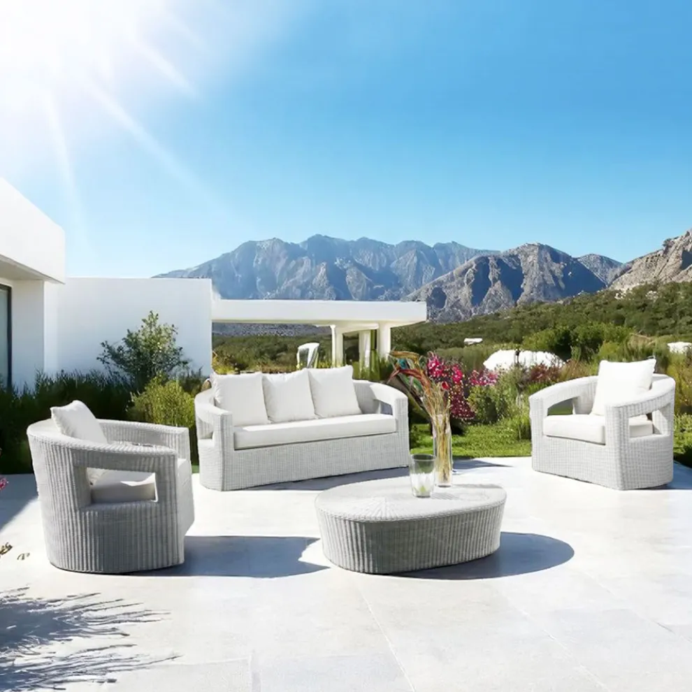 Polyrattan-Loungeset für den Außenbereich der Marke REHAU mit weißen Kissen – Charmix