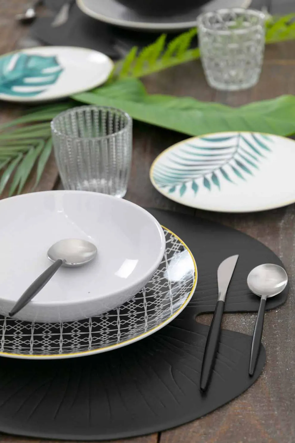 Full-Service-Besteck aus schwarzem Stahl Modernes Design 24 Stück - Calamo1