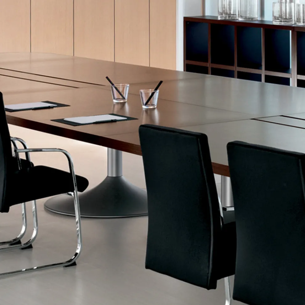 Besprechungstisch aus geformtem Melamin in dunkler Eiche - Gaelle