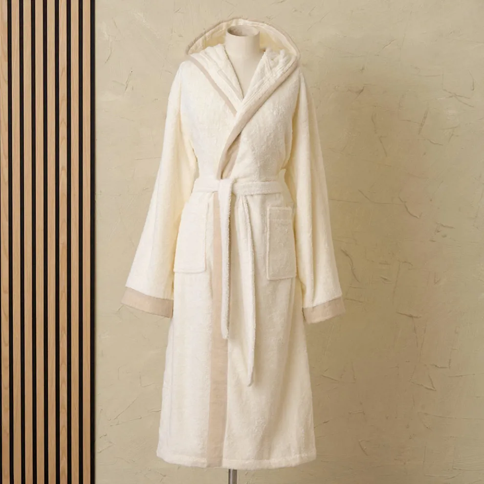 Bademantel aus Baumwollfrottee mit Kapuze und Leinenrüsche - Mellow