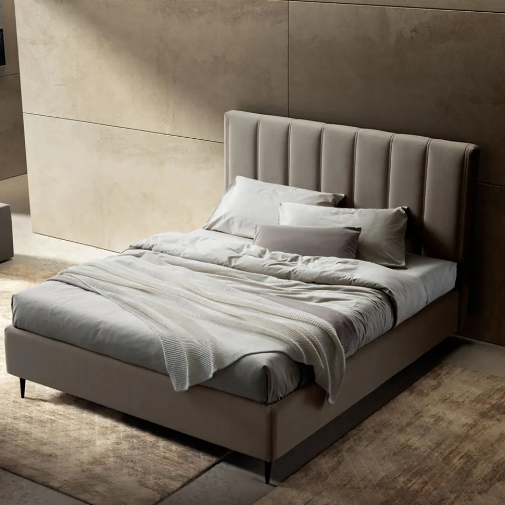 Doppelbett 160x190 mit Steppung mit breiten vertikalen Streifen - Magan