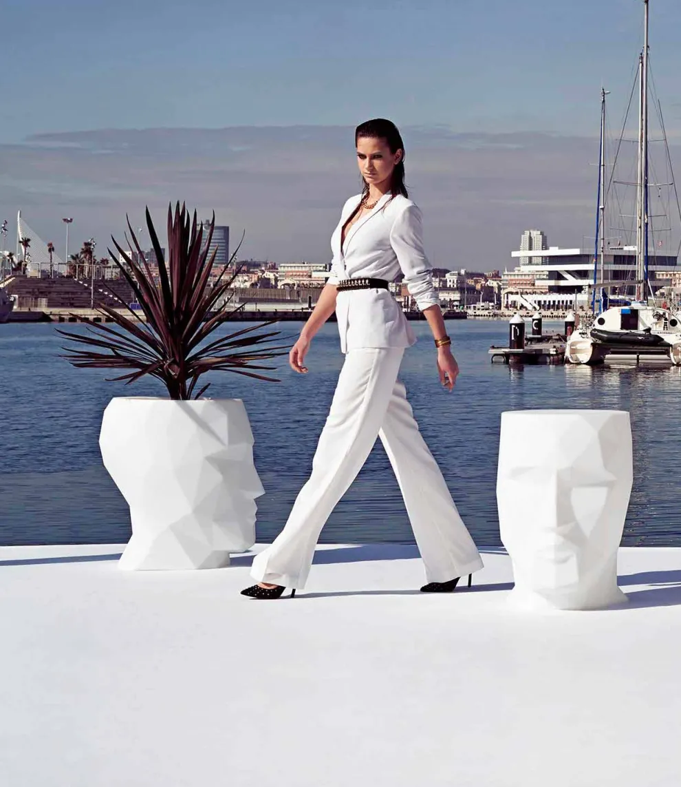 Moderner, gesichtsförmiger Outdoor-Tisch Adan von Vondom aus Polyethylen