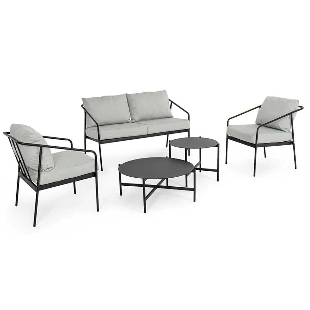 Wohnzimmer im Freien mit 1 Sofa, 2 Sesseln und 2 Stahltischen - Prefer