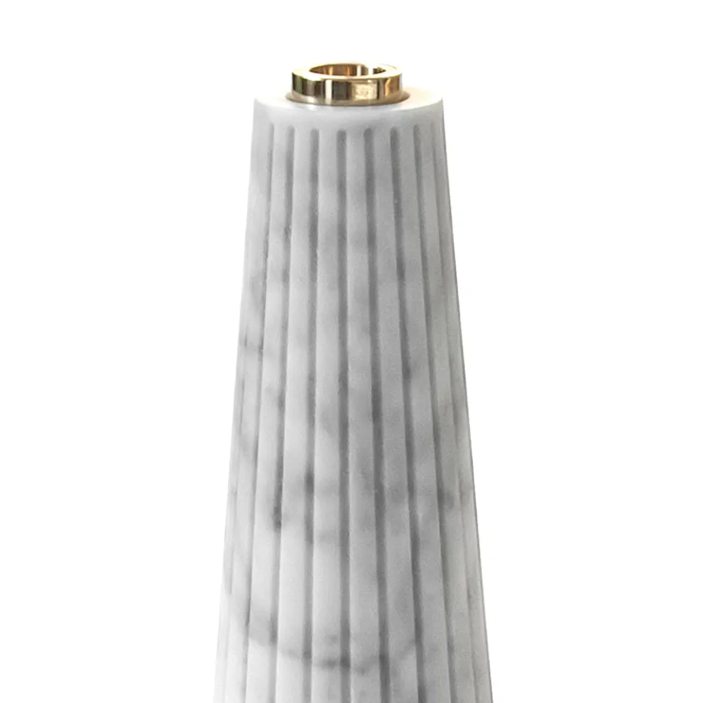 Design-Kerzenhalter aus gestreiftem weißem Carrara-Marmor und Messing - Amenia