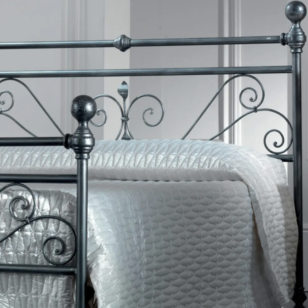 Doppelbett aus schwarz-silbernem Eisenrohr, hergestellt in Italien – Geometrie