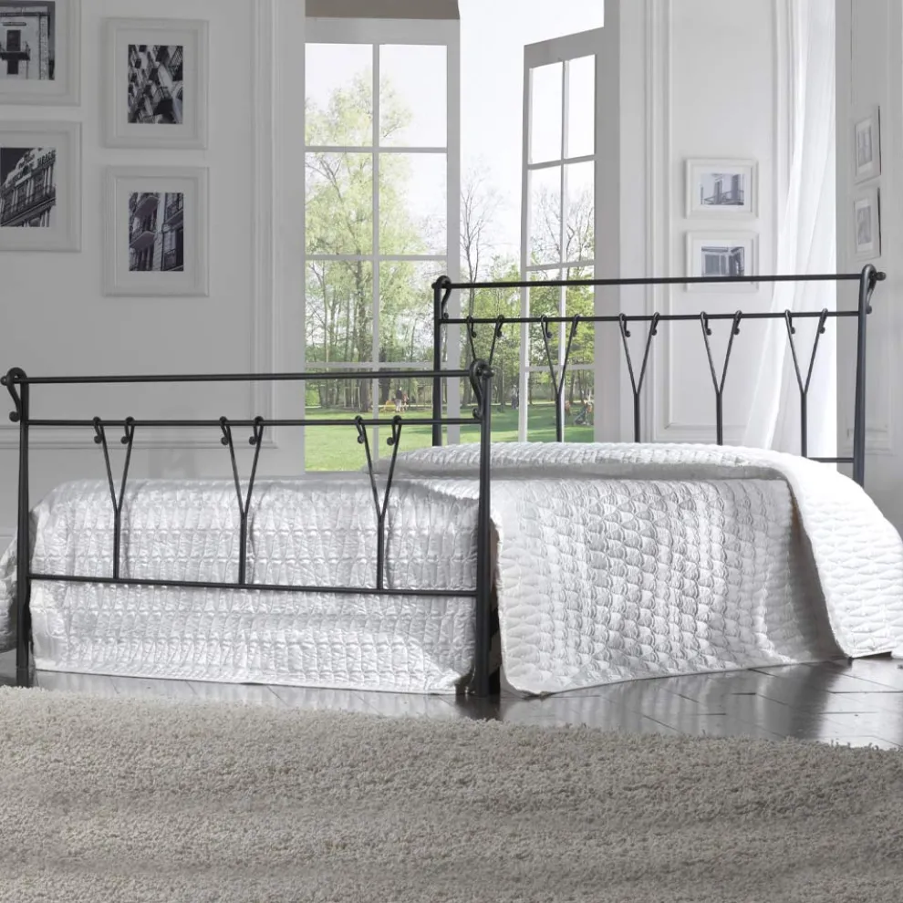 Doppelbett mit Fußteil in verschiedenen Ausführungen, hergestellt in Italien – Ausführung