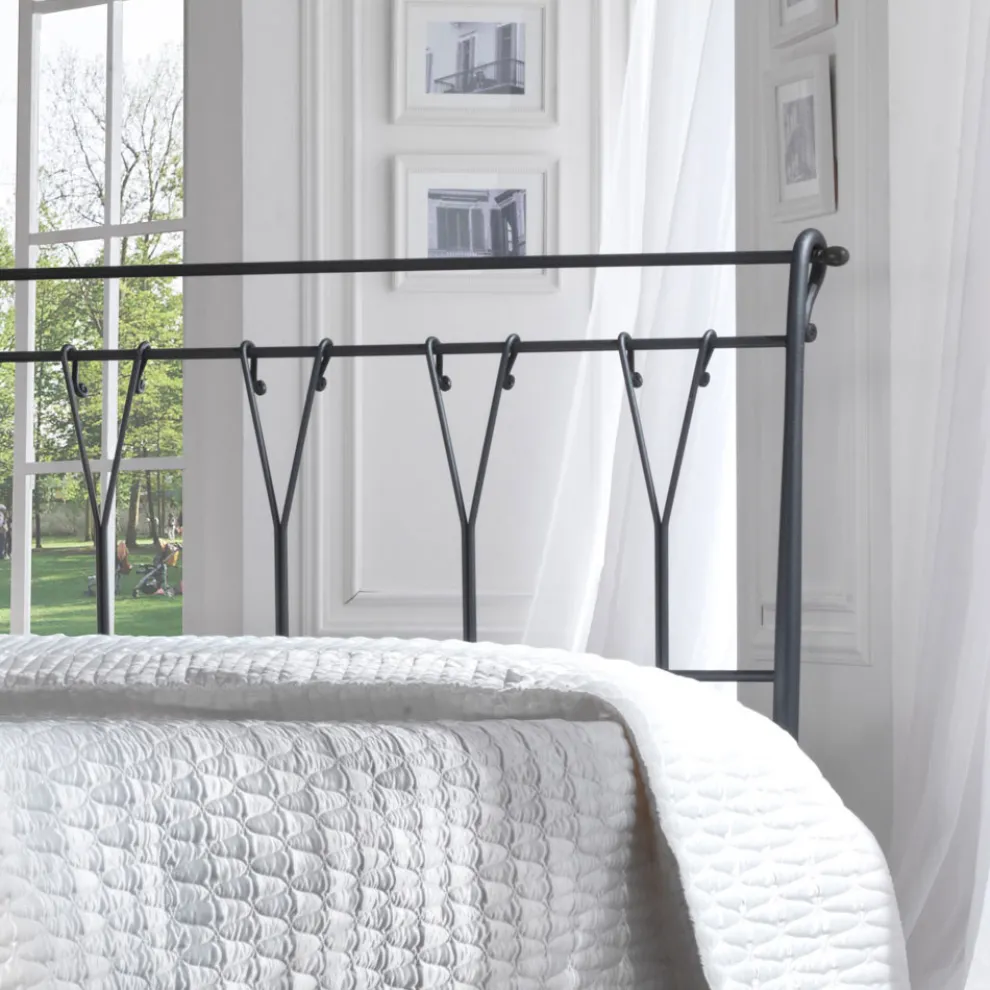 Doppelbett mit Fußteil in verschiedenen Ausführungen, hergestellt in Italien – Ausführung