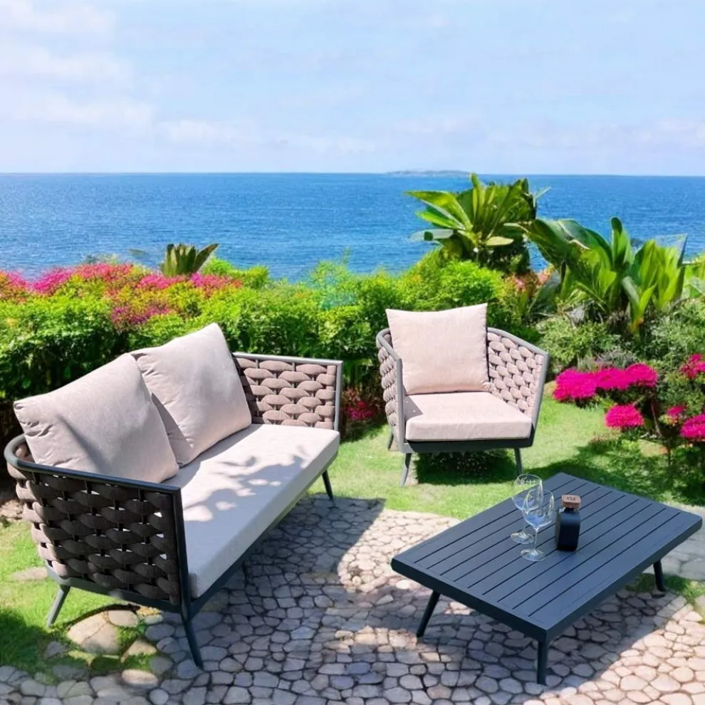 Wohnzimmer im Freien mit Sofa, Sessel und rechteckigem Couchtisch - Dandelium