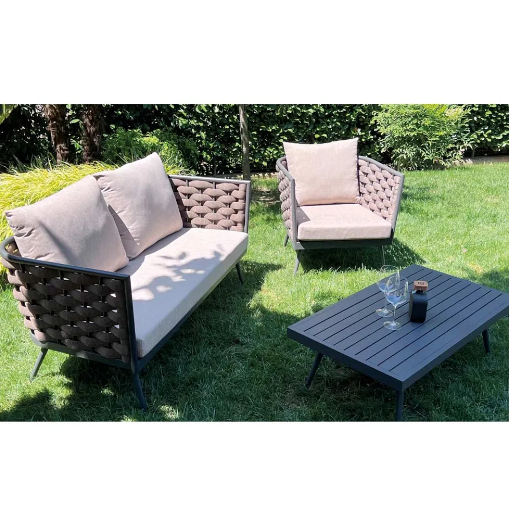 Wohnzimmer im Freien mit Sofa, Sessel und rechteckigem Couchtisch - Dandelium