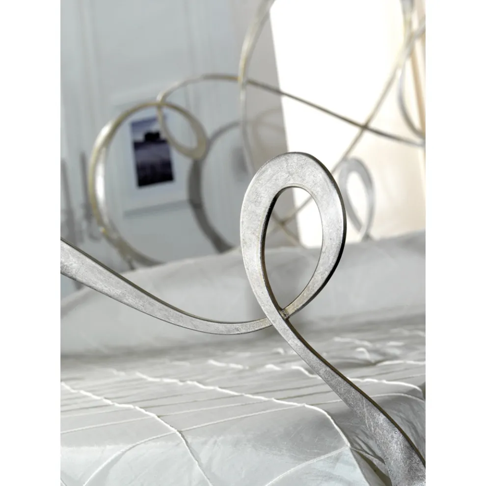 Doppelbett mit passendem Fußteil, Matratze und 2 Nachttischen – Nebbia