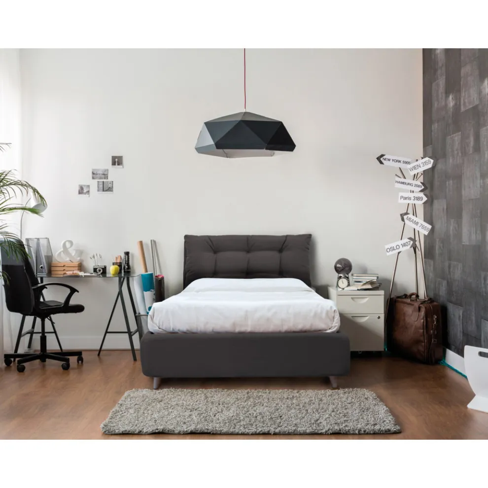 Großes Bett mit gepolstertem Kopfteil und gepolsterten Füßen, hergestellt in Italien – Aaron