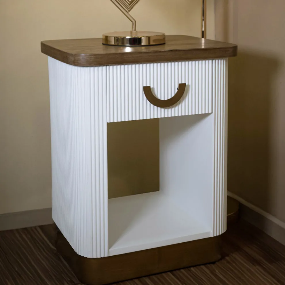 Nachttisch aus Holz mit Relieflinien verziert, mit Schublade und Ablage - Rachel