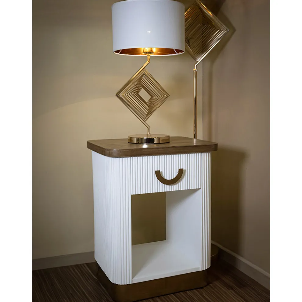 Nachttisch aus Holz mit Relieflinien verziert, mit Schublade und Ablage - Rachel