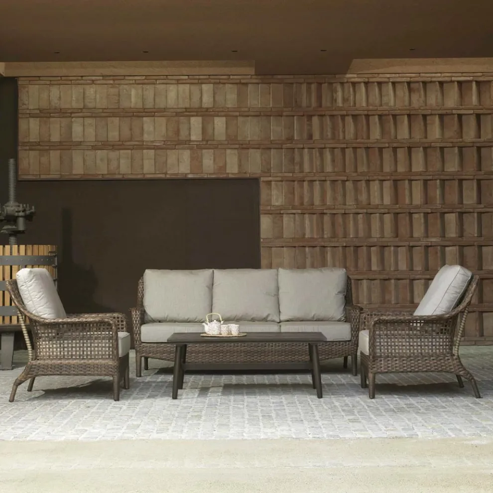 Wohnzimmer bestehend aus 2 Sesseln, 1 Sofa und 1 Couchtisch - Sonnenschirm