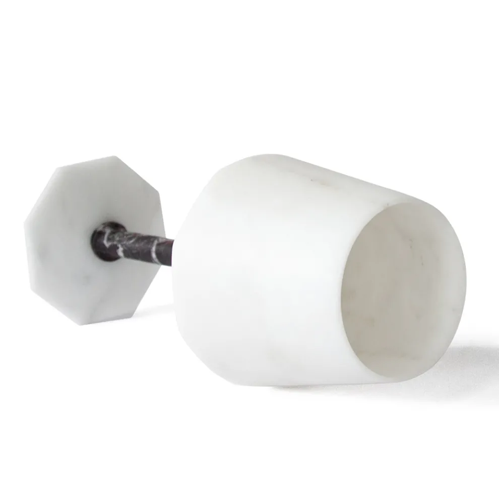 Weinglas aus mattweißem Carrara-Marmor und rotem Levanto - Caglio