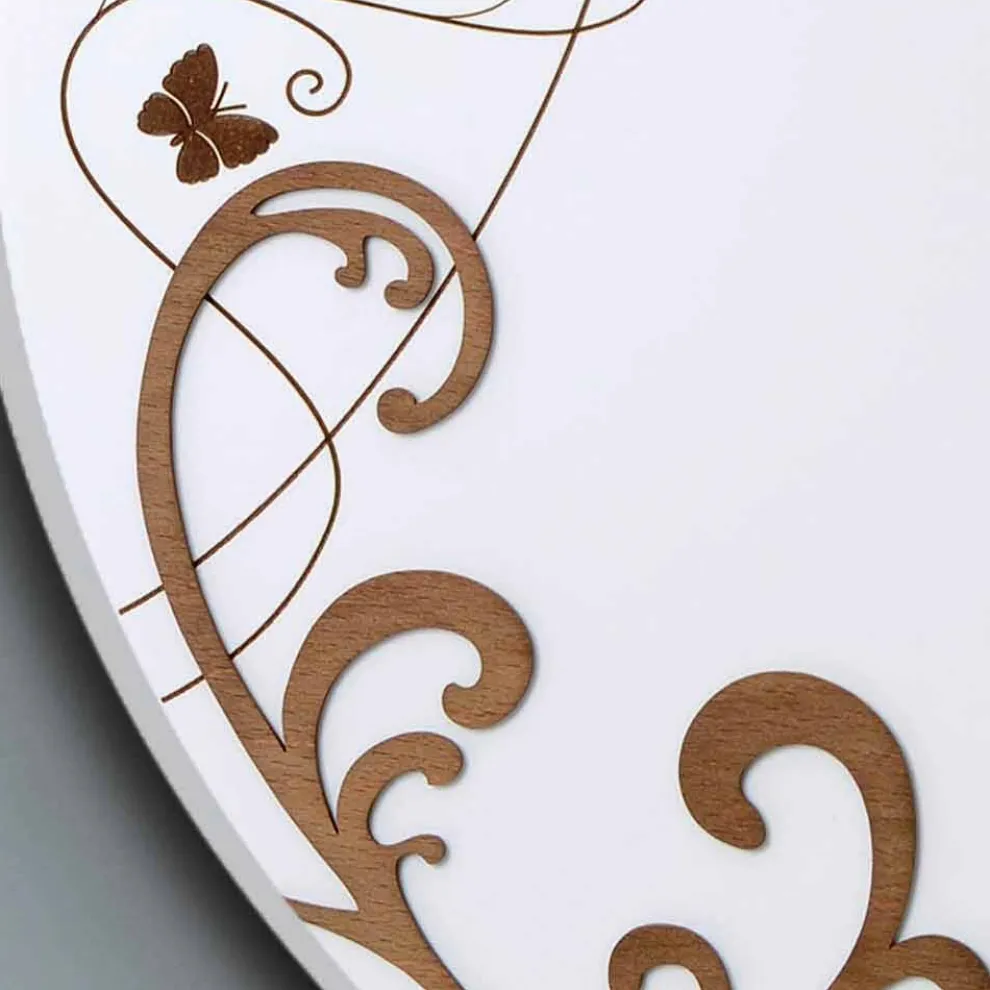 Moderne und runde Holzwanduhr mit saisonalen Designdekoren