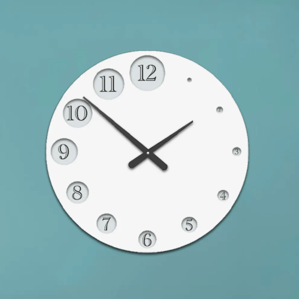 Holzuhr mit sich allmählich vergrößernden Zahlen, hergestellt in Italien – Kenia