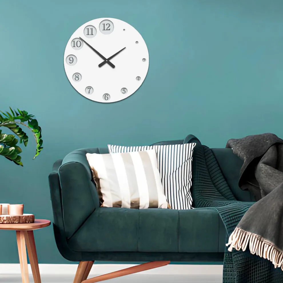 Holzuhr mit sich allmählich vergrößernden Zahlen, hergestellt in Italien – Kenia