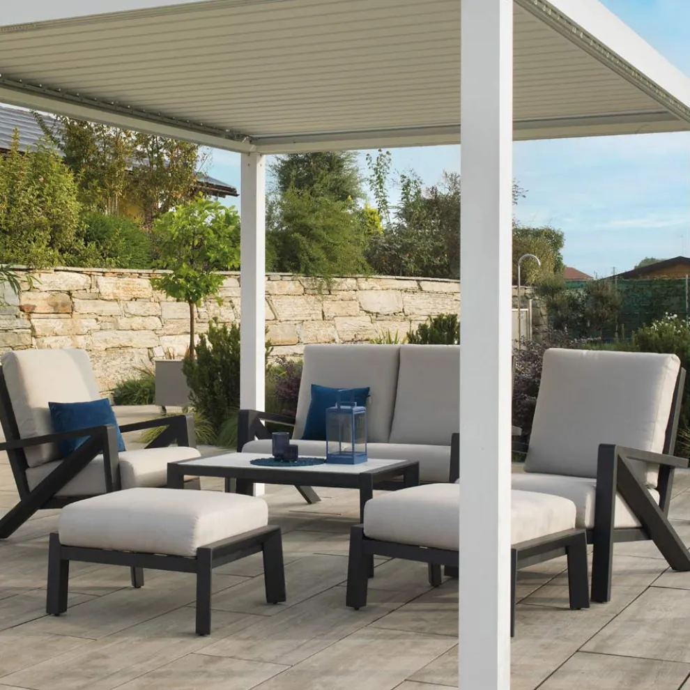 Wohnzimmer, bestehend aus Sofa, Couchtisch und Sesseln mit Fußstütze - Anschlagtafel