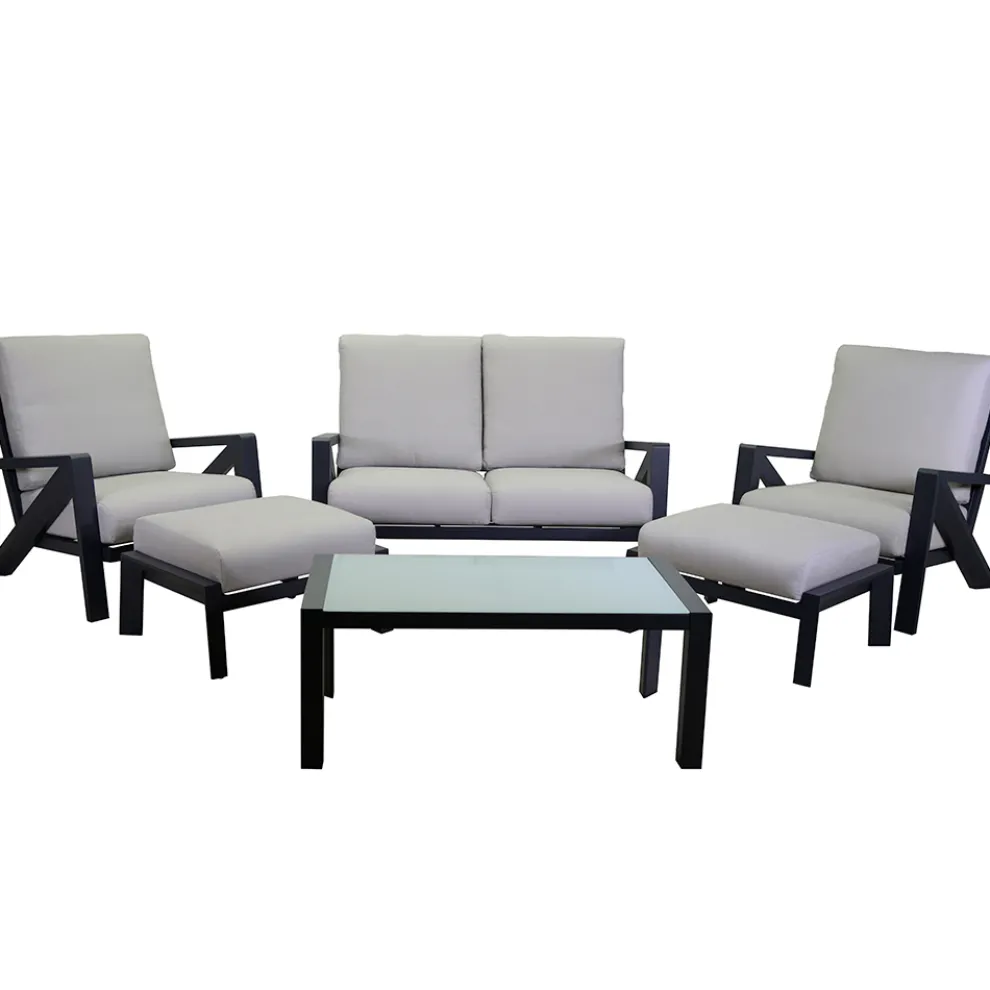 Wohnzimmer, bestehend aus Sofa, Couchtisch und Sesseln mit Fußstütze - Anschlagtafel