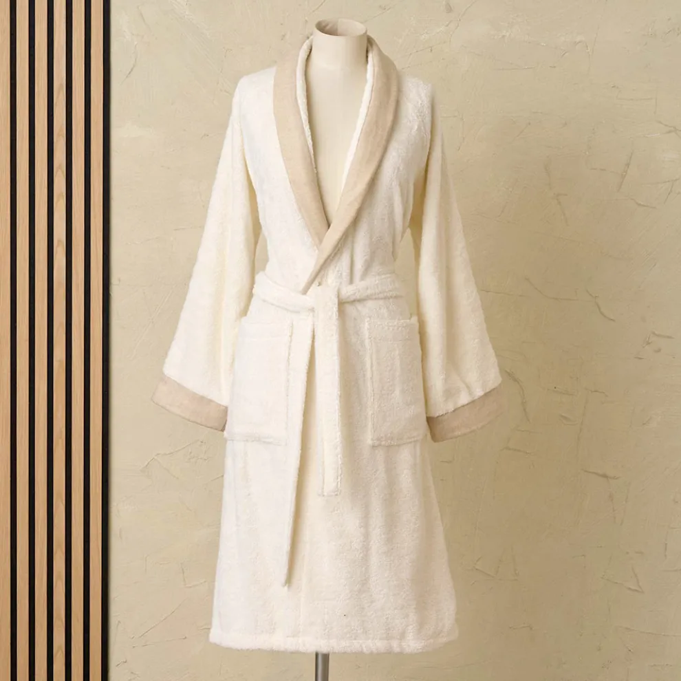 Bademantel aus Baumwollfrottee mit Schalkragen und Leinenrüsche - Mellow
