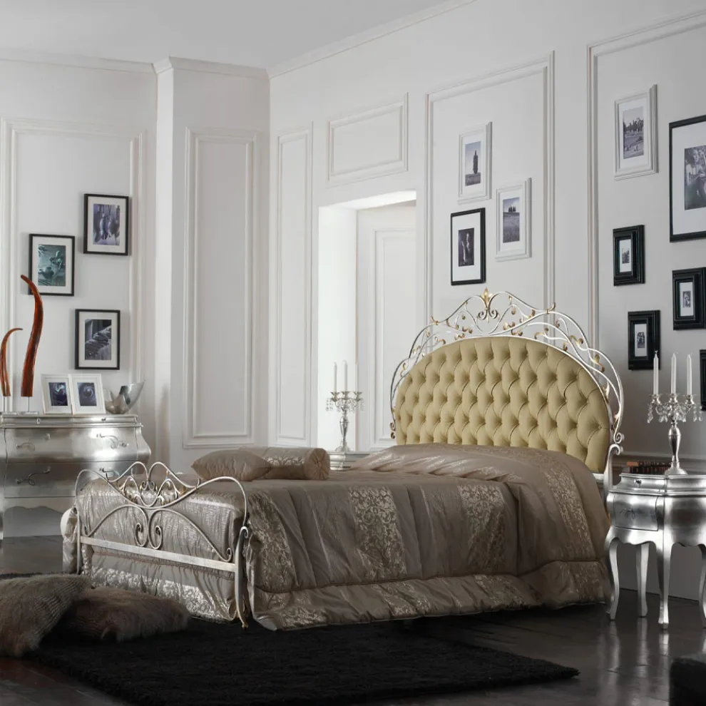 Doppelbett mit Matratze, Kissen und 2 Nachttischen, hergestellt in Italien – Laki