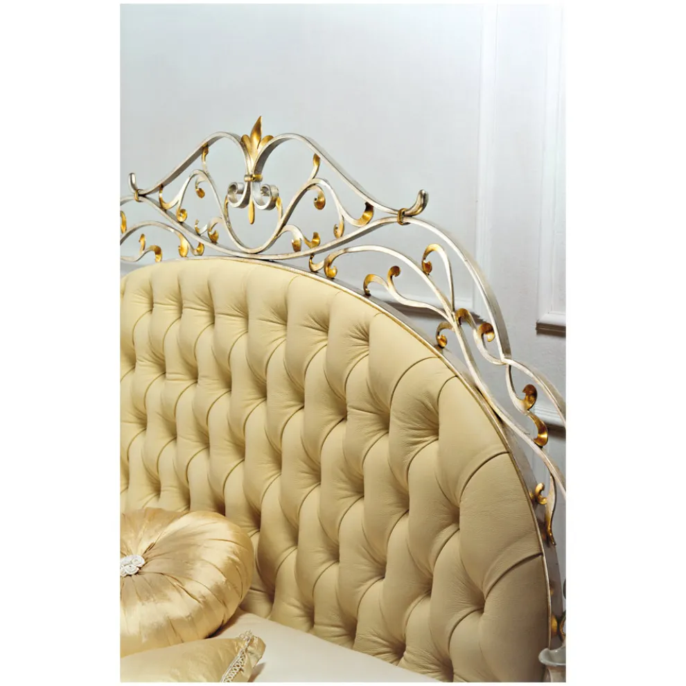 Doppelbett mit Matratze, Kissen und 2 Nachttischen, hergestellt in Italien – Laki