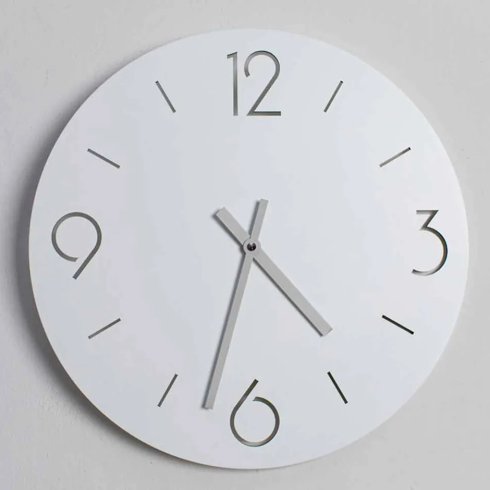 Weiße Wanduhr im klassischen Design aus rundem Holz - Septimius