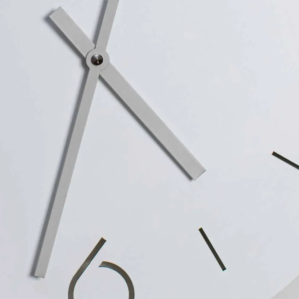 Weiße Wanduhr im klassischen Design aus rundem Holz - Septimius