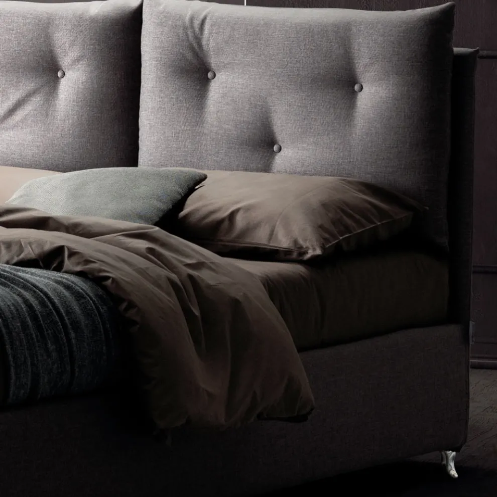 Doppelbett 160x190 mit dekorativen Knöpfen in den Kissen - Strahlen