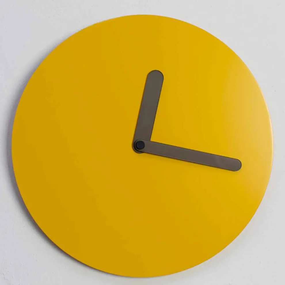 Moderne Wanduhr in Ockerholz rundes Design Made in Italy - Amaltea