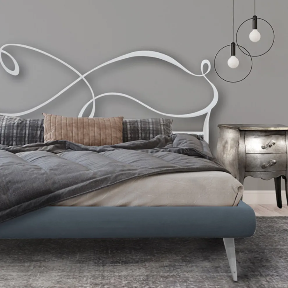 Doppelbett mit eisernem Kopfteil, 2 Nachttischen und Matratze – Design