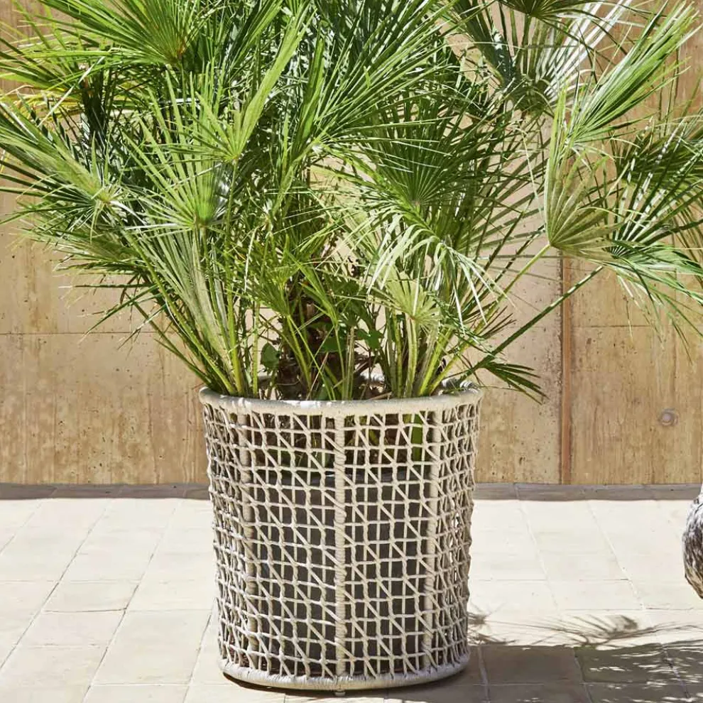 Pflanzgefäß mit Aluminiumstruktur und beigem Geflecht - Emma von Varaschin