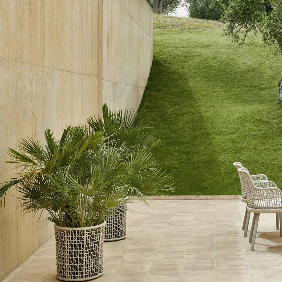 Pflanzgefäß mit Aluminiumstruktur und beigem Geflecht - Emma von Varaschin