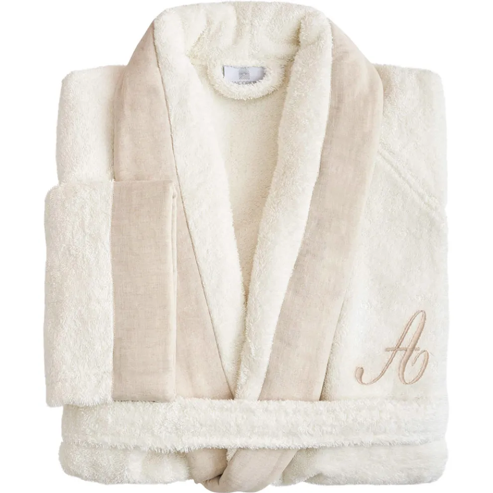 Bademantel aus Baumwollfrottee mit Schalkragen, Leinenrüsche und Monogramm – Weichheit