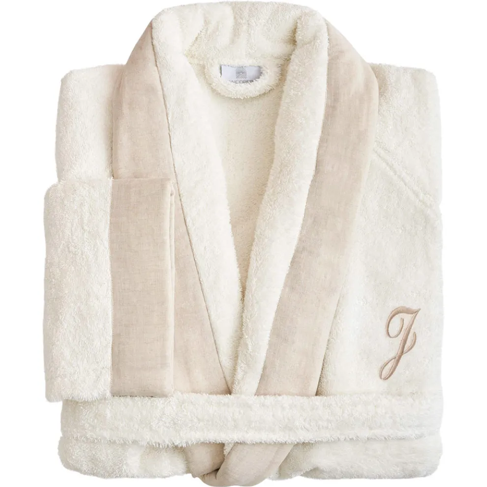 Bademantel aus Baumwollfrottee mit Schalkragen, Leinenrüsche und Monogramm – Weichheit