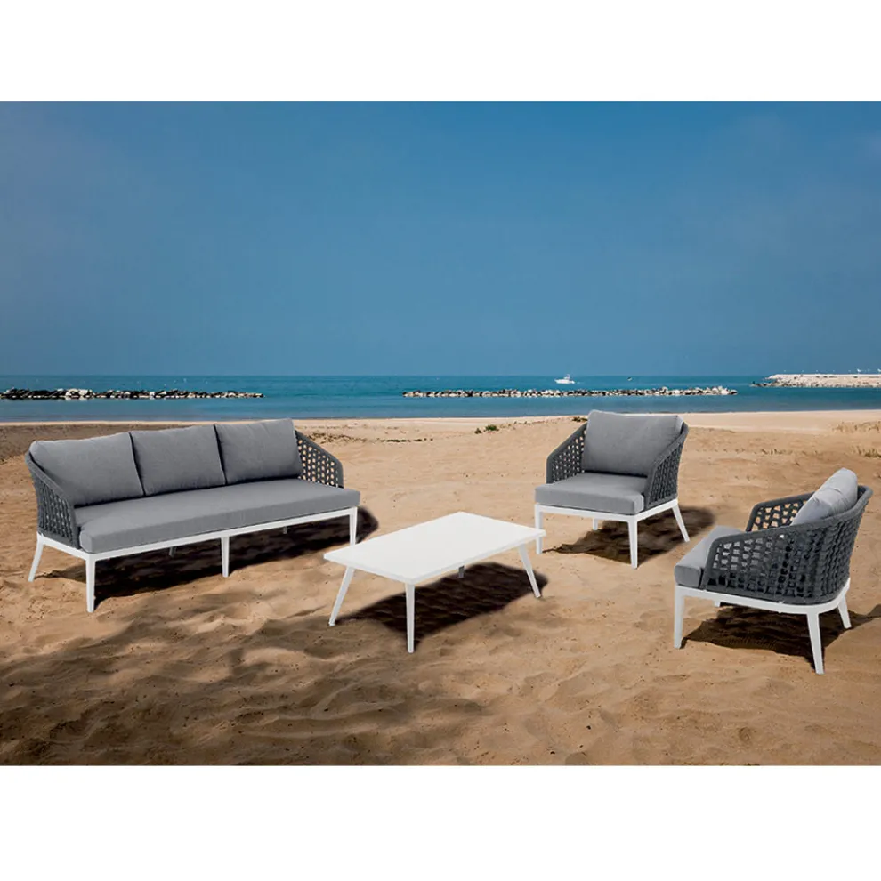 Wohnzimmer im Innen- und Außenbereich mit 2 Sesseln, 1 Sofa und 1 Couchtisch – Sortir