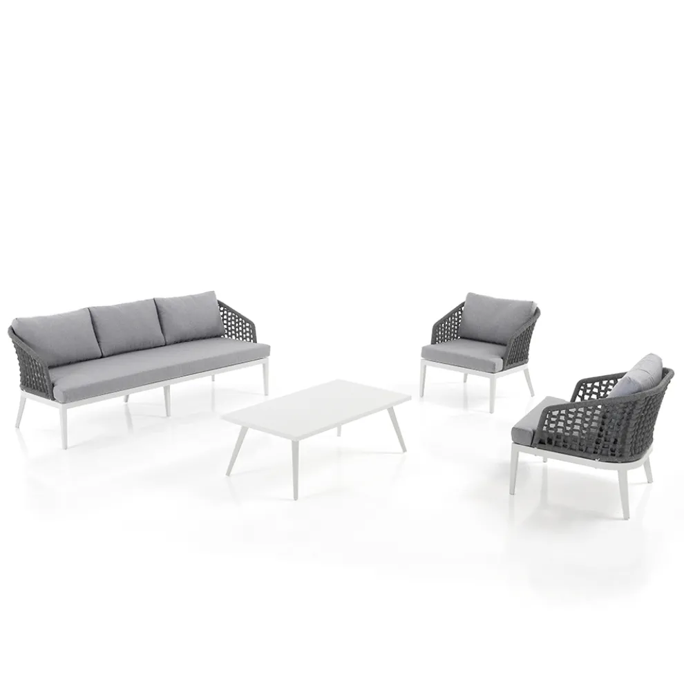 Wohnzimmer im Innen- und Außenbereich mit 2 Sesseln, 1 Sofa und 1 Couchtisch – Sortir